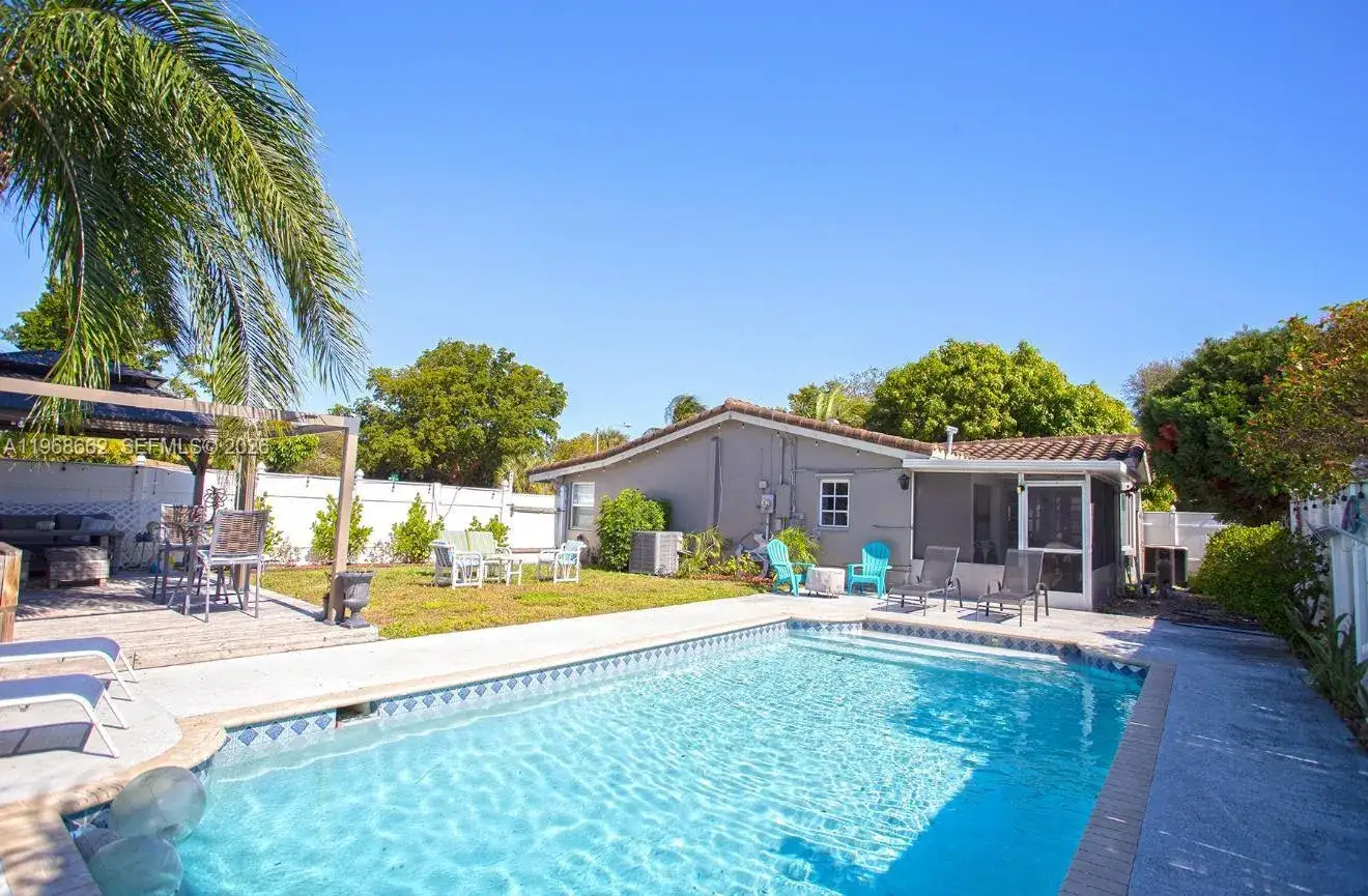 2450 NE 18th St, Pompano Beach FL 33062