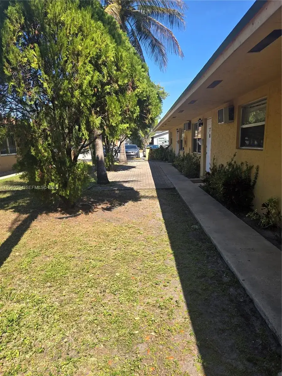 208 SW 1st Ct, Pompano Beach FL 33060 photo 2