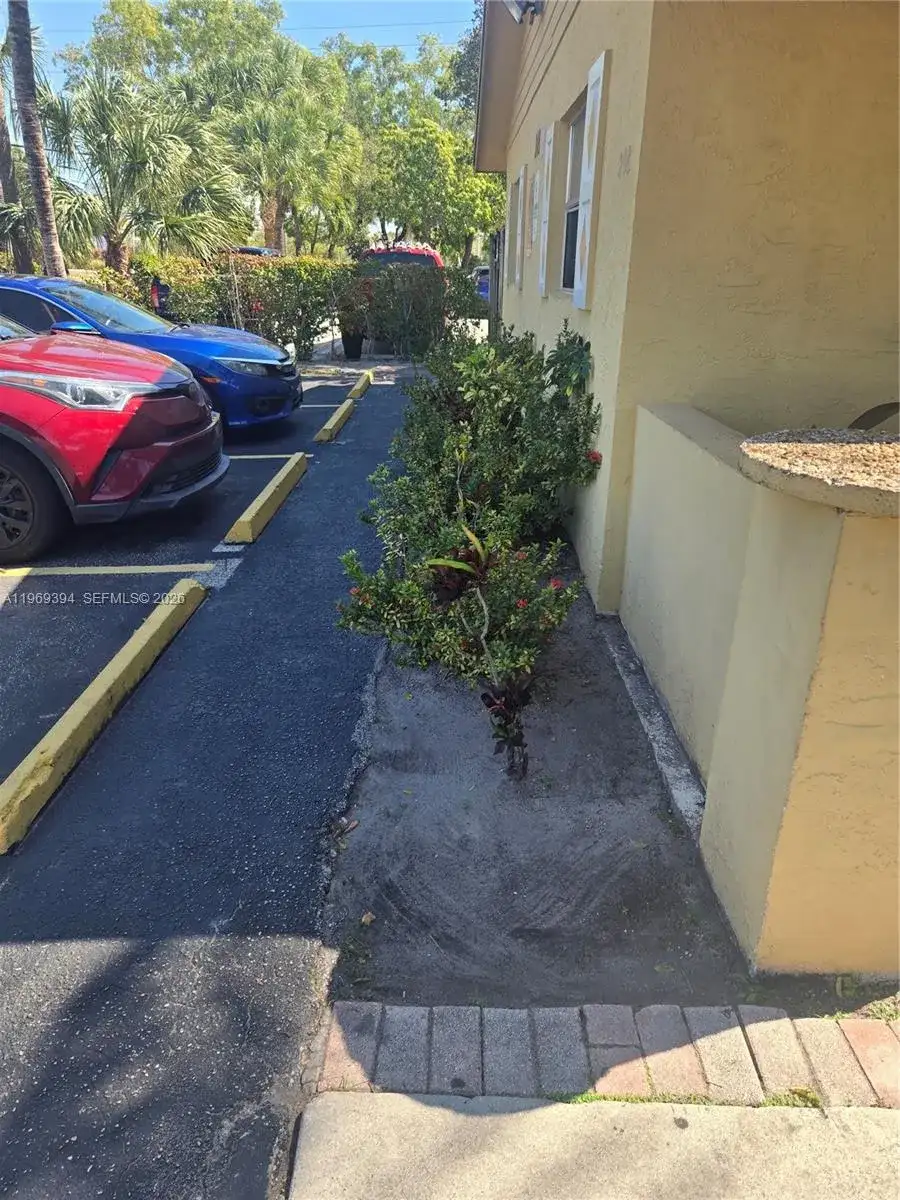 208 SW 1st Ct, Pompano Beach FL 33060 photo 3