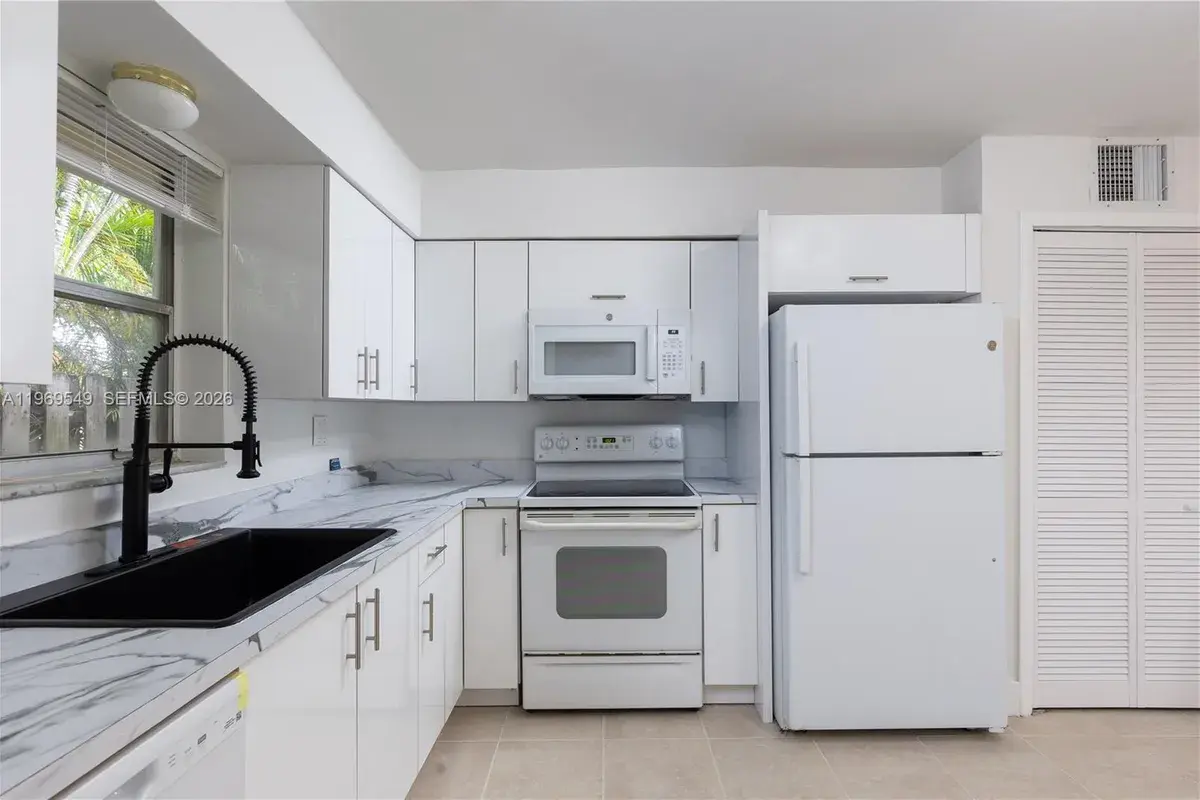 129 SE 4th St # 2, Hallandale Beach FL 33009