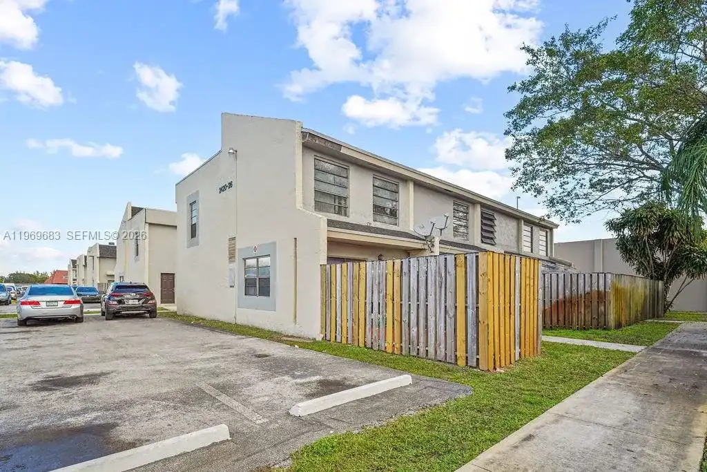 2424 NW 52nd Ave # 2424, Lauderhill FL 33313