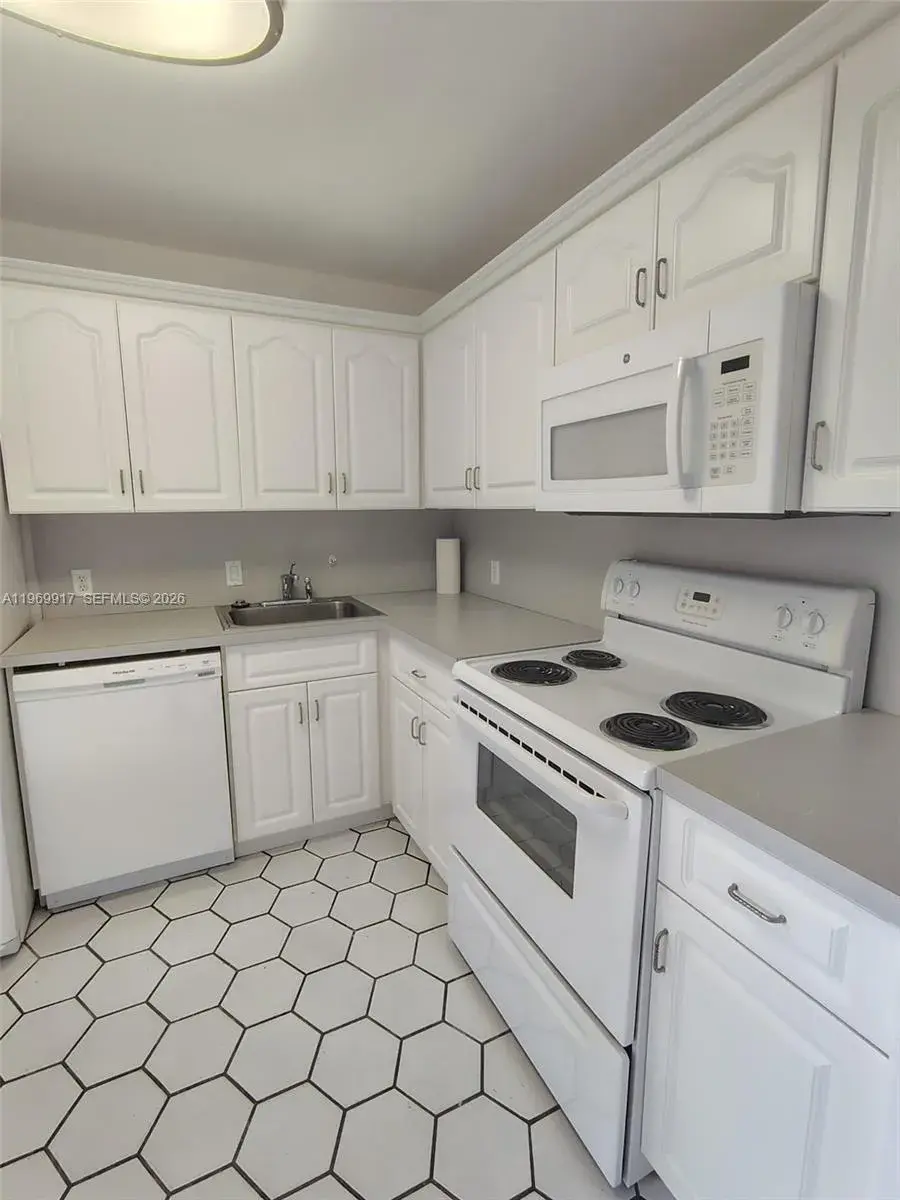 20400 W Country Club Dr # 209, Aventura FL 33180