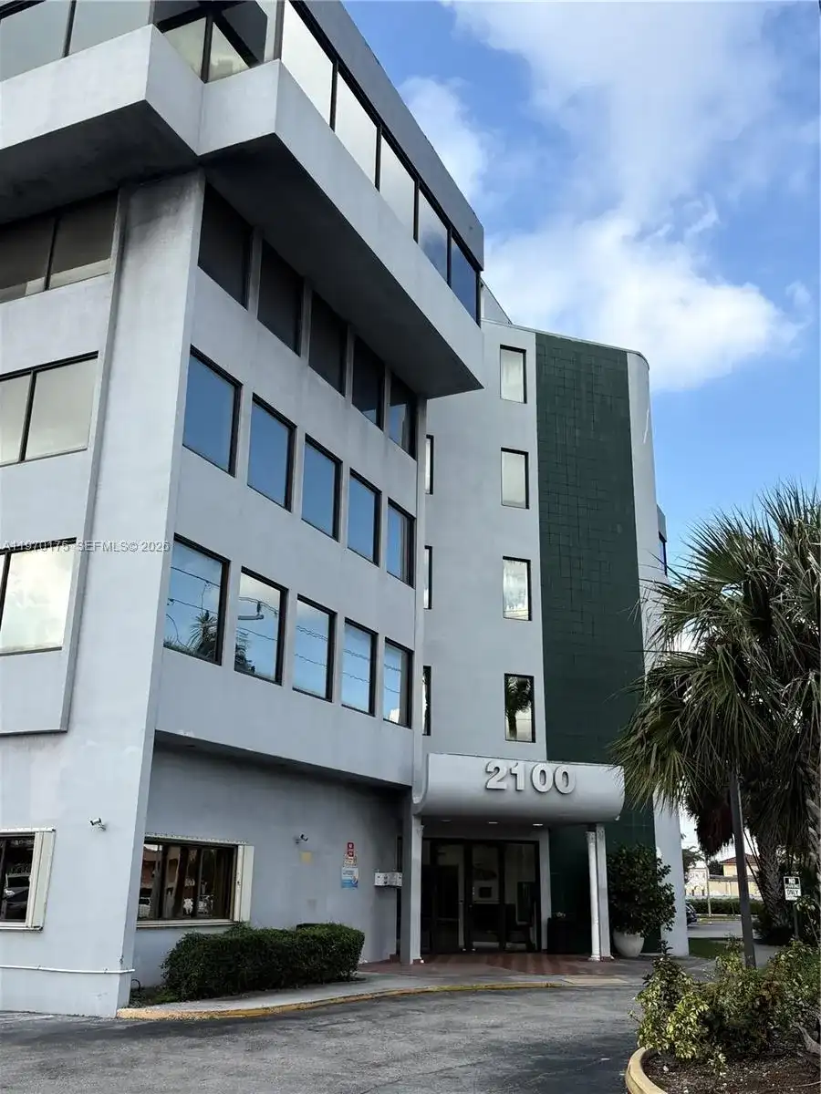 2100 W 76th St # 203, Hialeah FL 33016