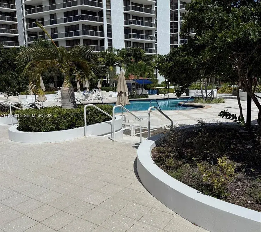 20281 E Country Club Dr, Aventura FL 33180
