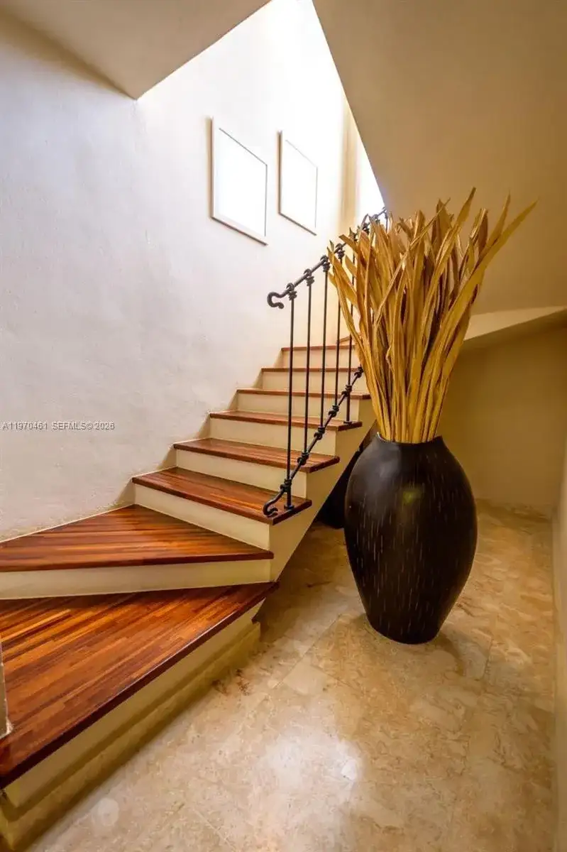 8 Villa Los Robles, FL photo 2