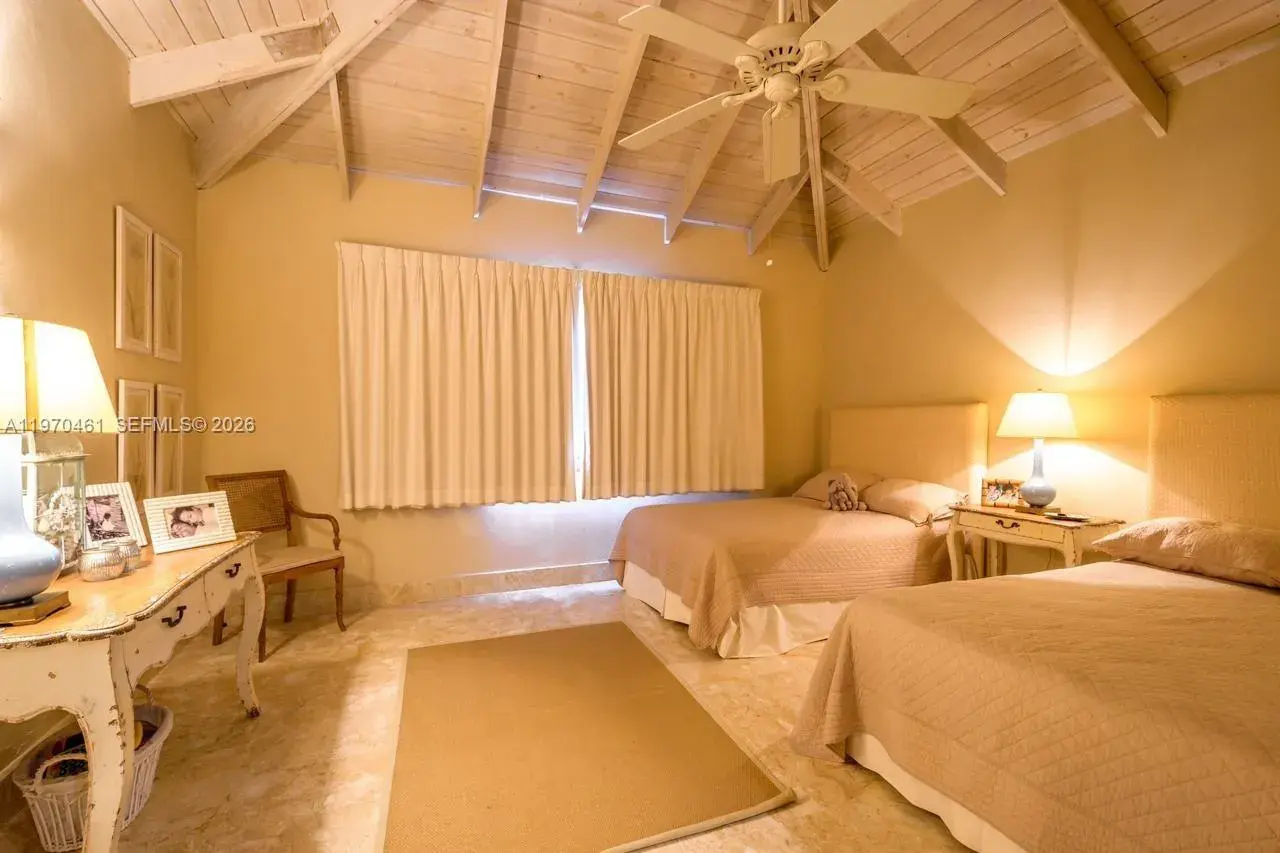 8 Villa Los Robles, FL