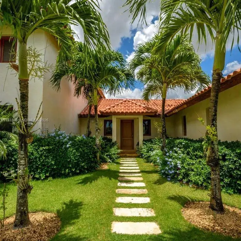 8 Villa Los Robles, FL