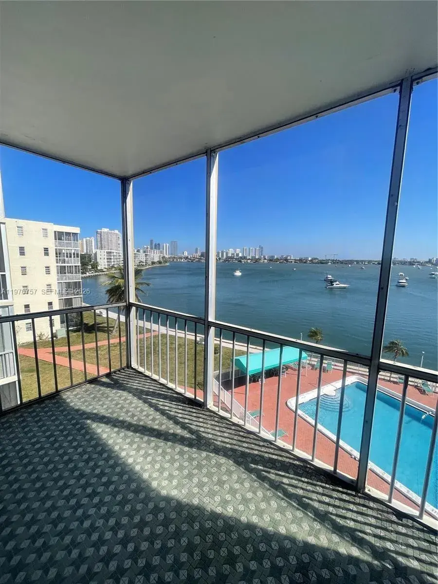 2910 Point East Dr # M511, Aventura FL 33160