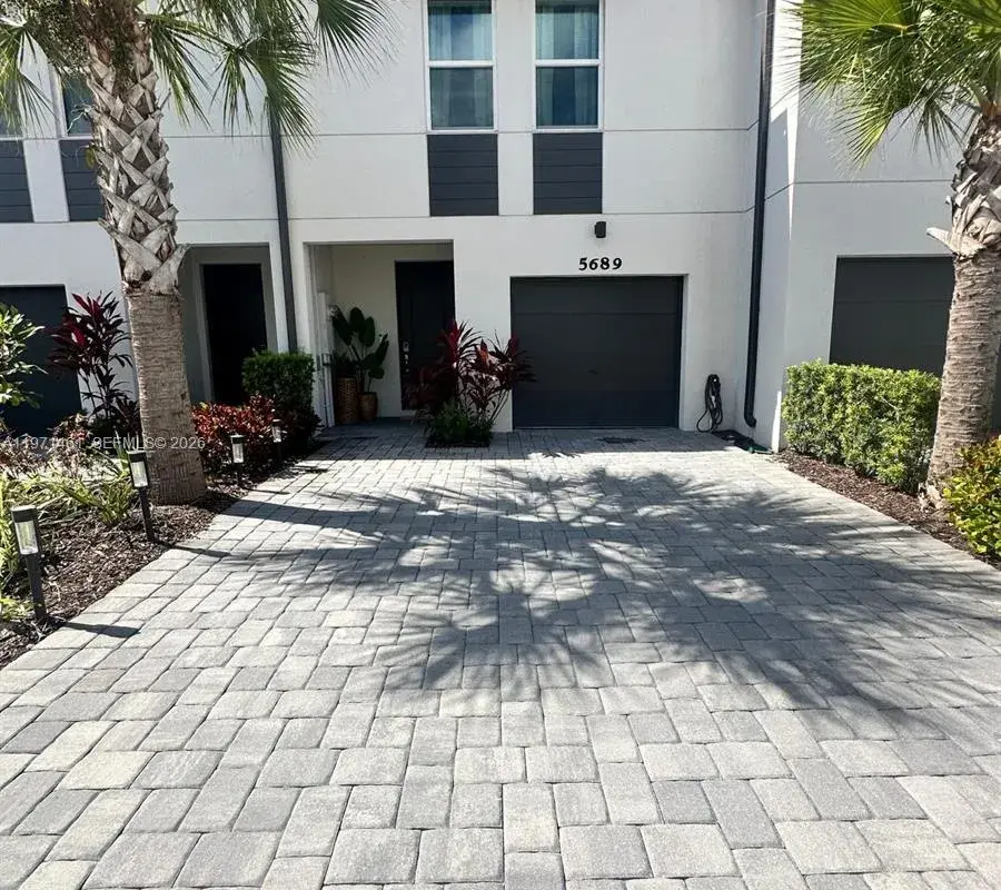 5689 Mentmore Dr, Mangonia Park FL 33407