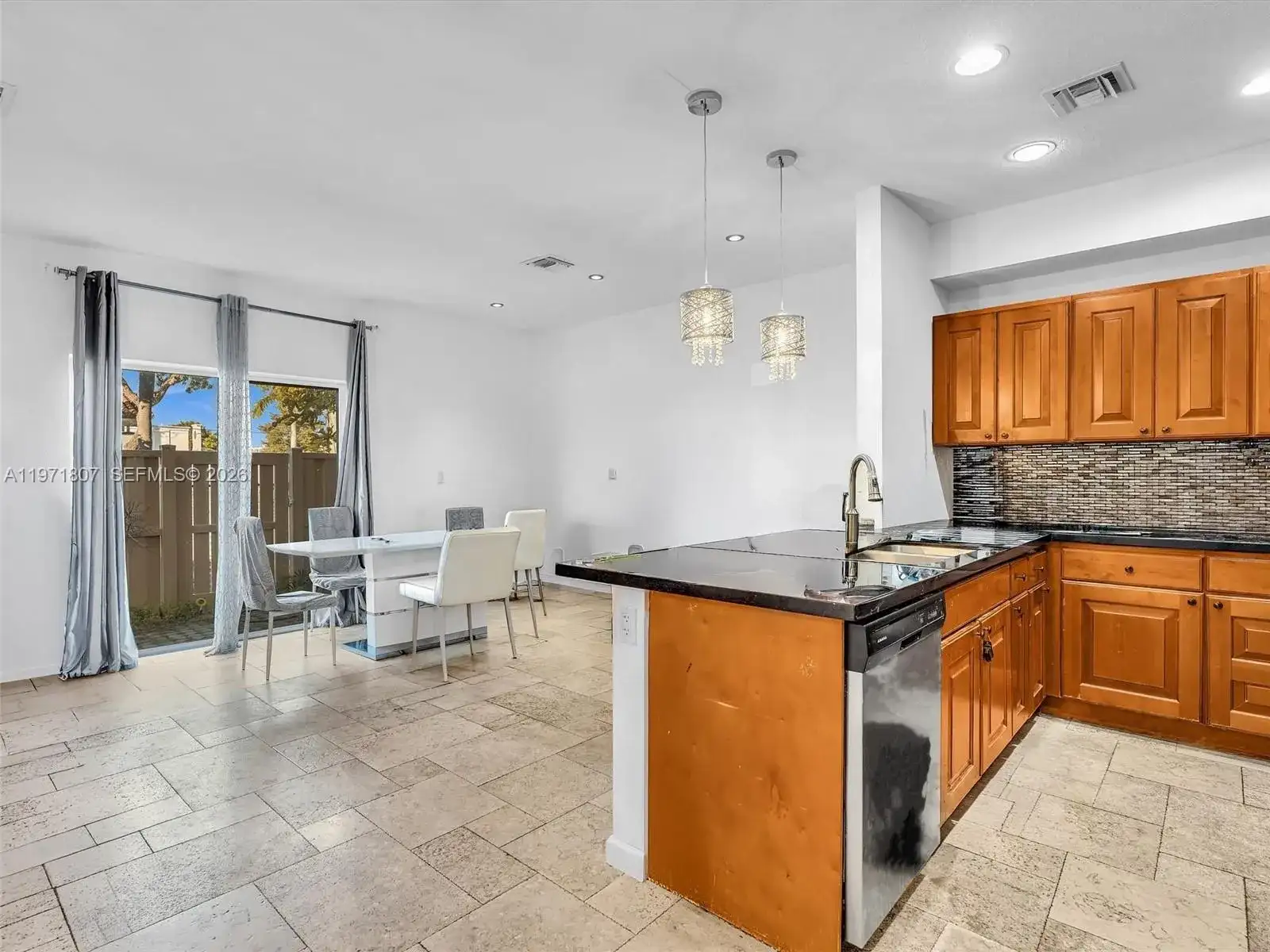 21 SE 3rd Ave, Hallandale Beach FL 33009 photo 5