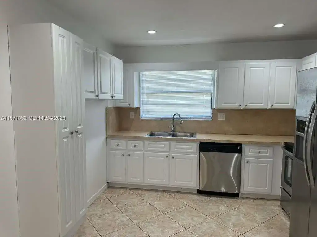 208 SW 2nd Ave, Hallandale Beach FL 33009 photo 3