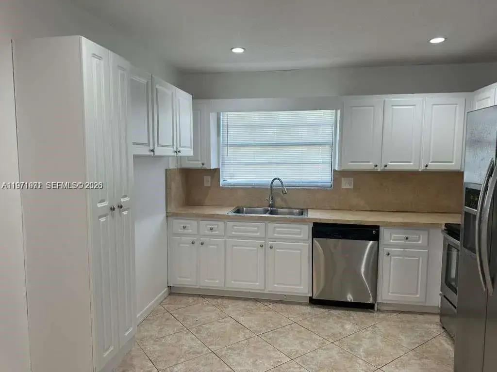 208 SW 2nd Ave, Hallandale Beach FL 33009