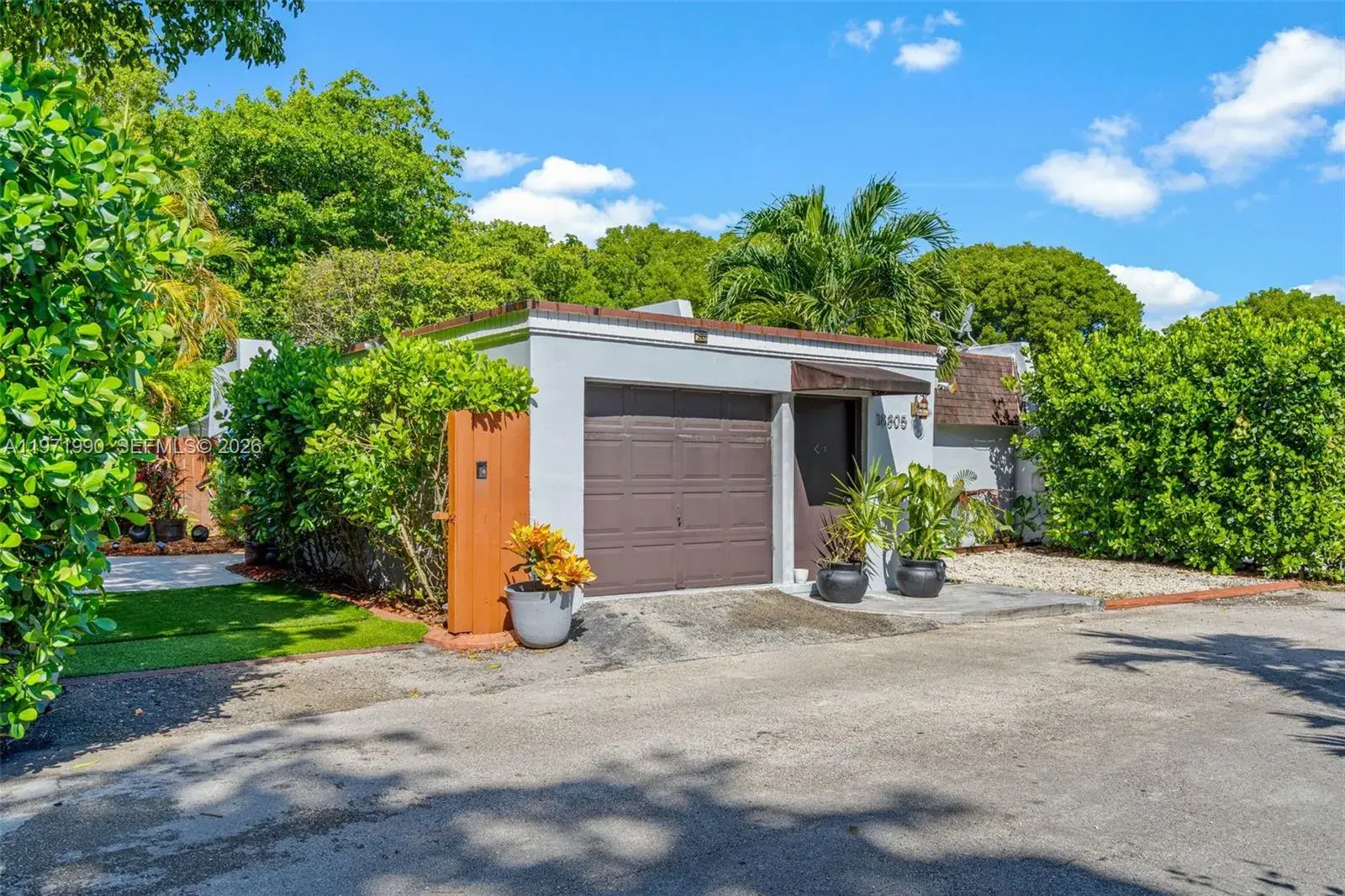 18805 W Lake Dr, Hialeah FL 33015
