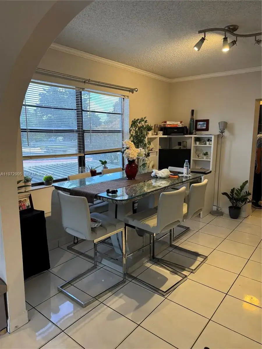 952 E 19th St, Hialeah FL 33013 photo 3