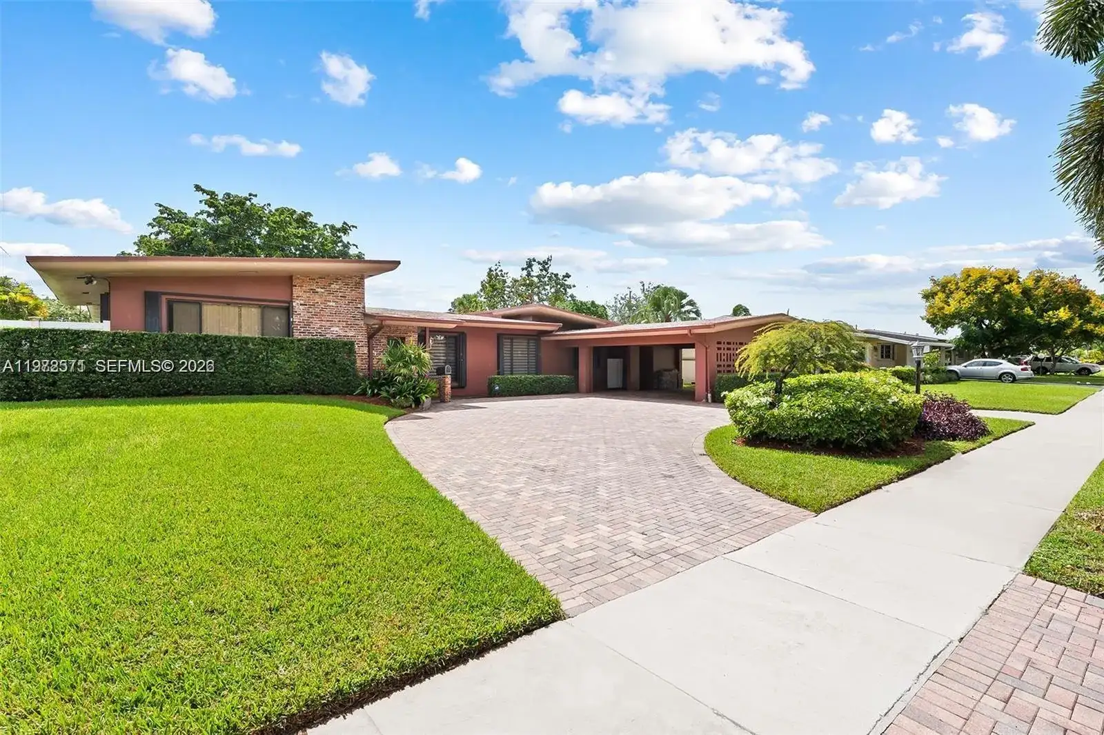 811 N Highland Dr, Hollywood FL 33021 photo 2