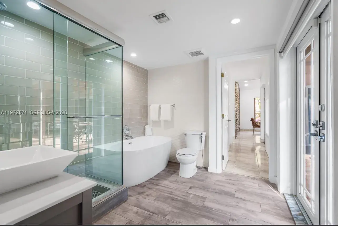 811 N Highland Dr, Hollywood FL 33021