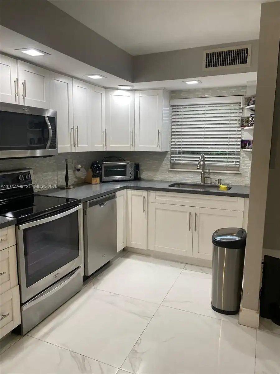 40 NW 87th Ave # D211, Miami FL 33172 photo 2