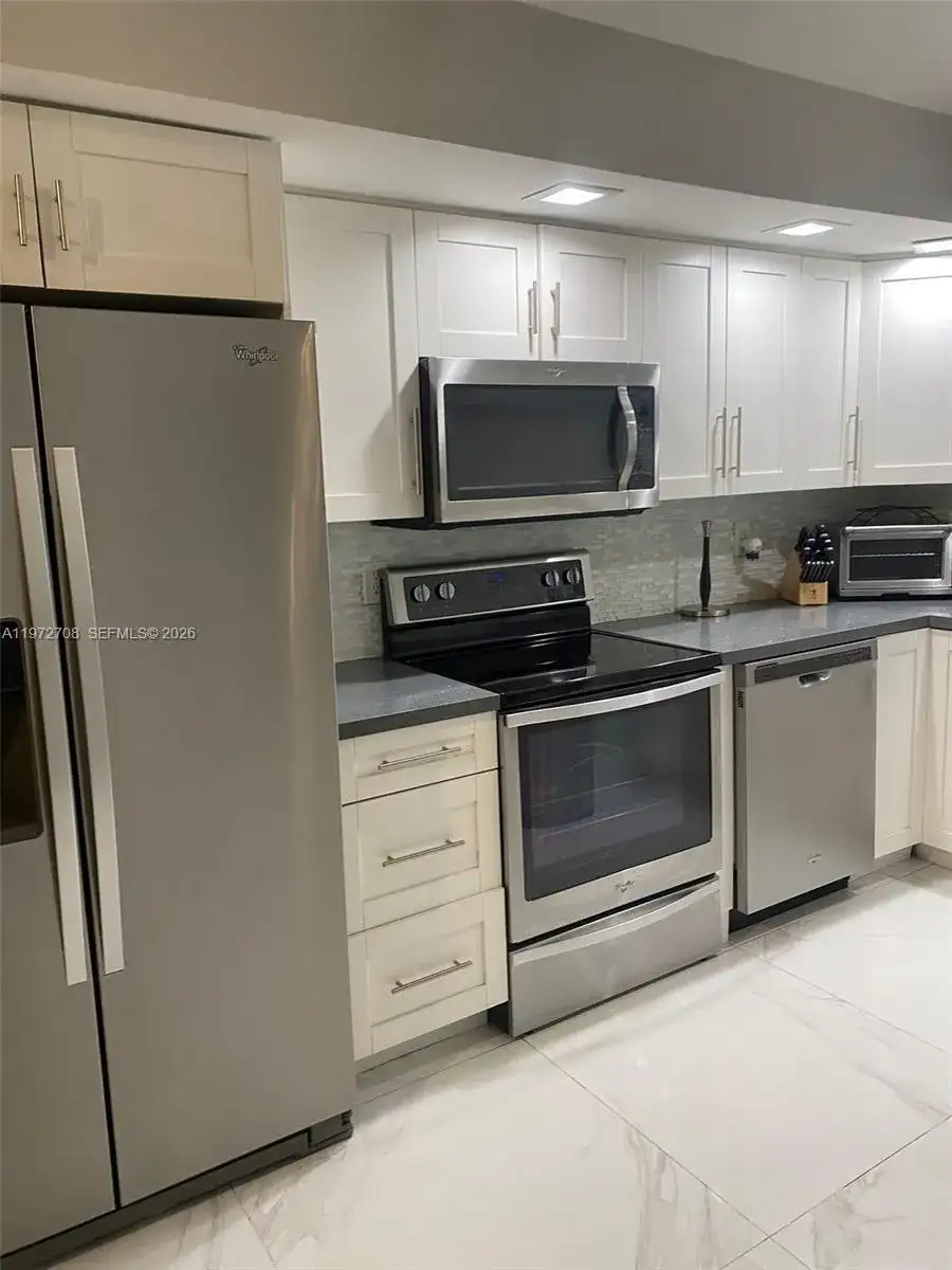 40 NW 87th Ave # D211, Miami FL 33172 photo 3