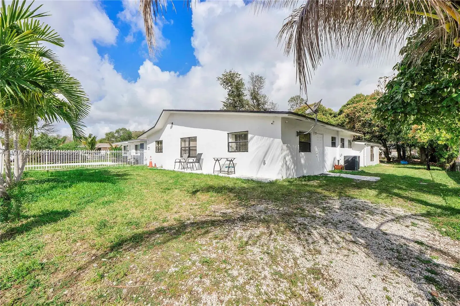 1563 NE 148th St, Miami FL 33161 photo 2