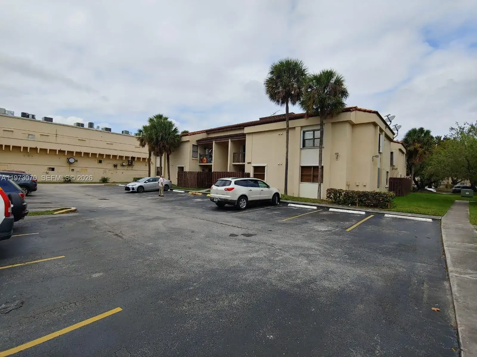 690 W Park Dr # 204, Miami FL 33172 photo 3