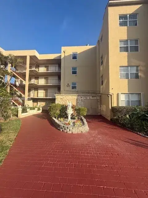 2801 Somerset Dr # 105, Lauderdale Lakes FL 33311