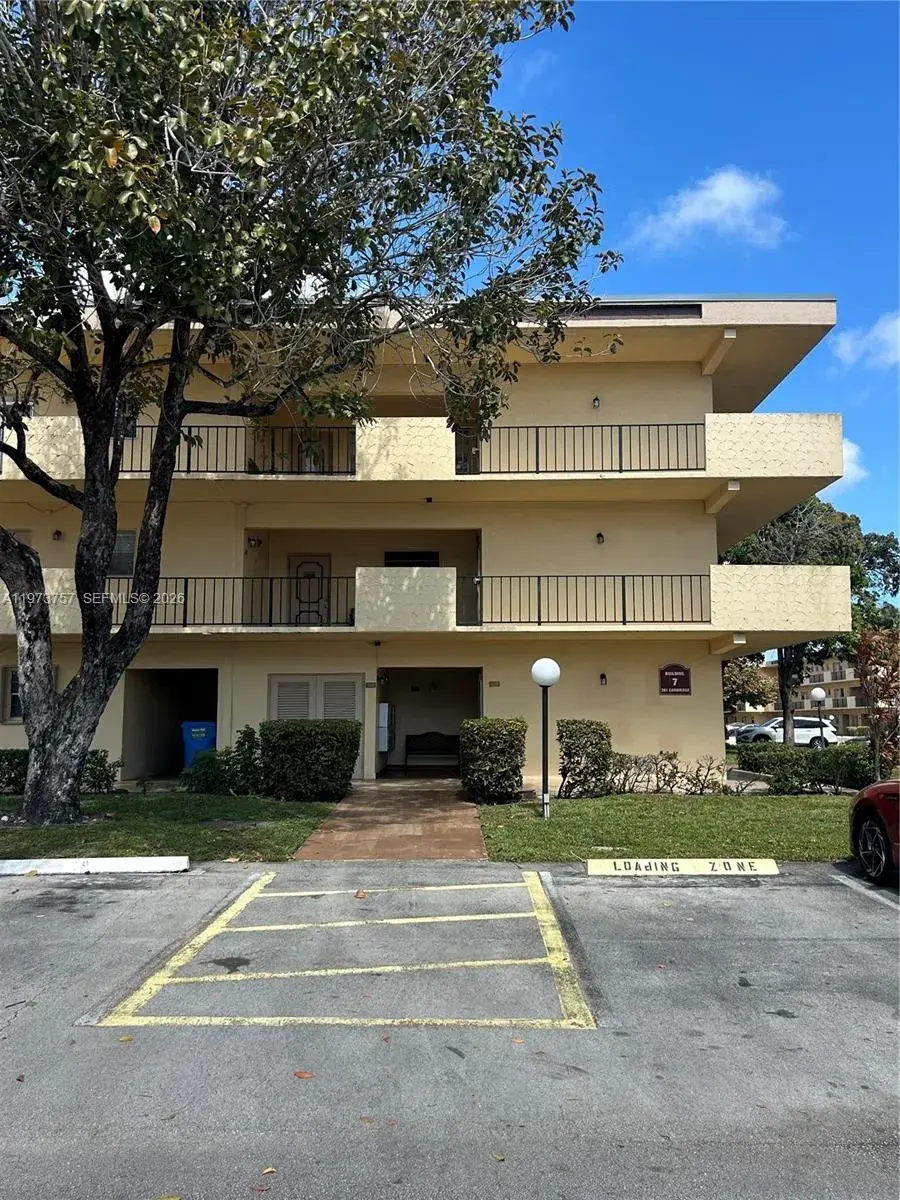 301 Cambridge Rd # 105, Hollywood FL 33024