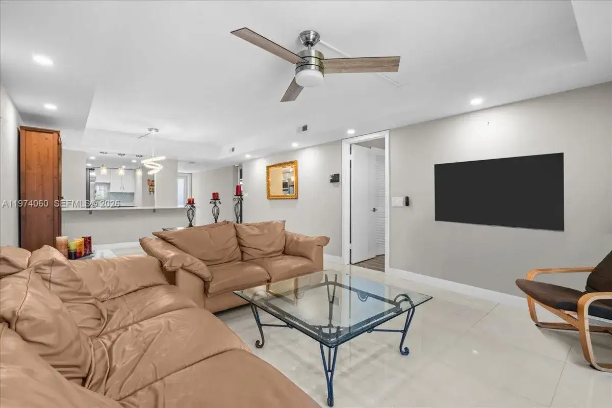 811 S Hollybrook Dr # 208, Pembroke Pines FL 33025