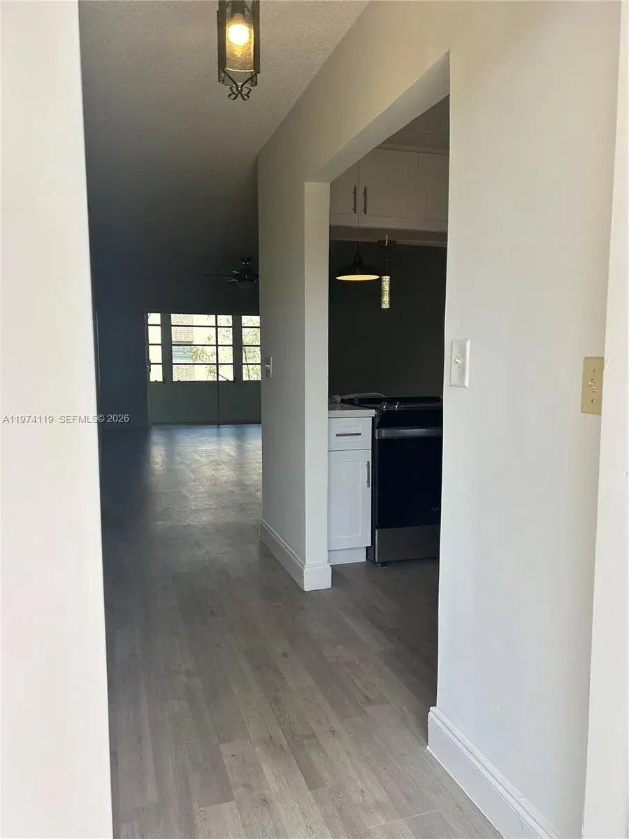 301 Cambridge Rd # 211, Hollywood FL 33024