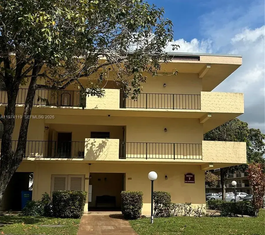 301 Cambridge Rd # 211, Hollywood FL 33024