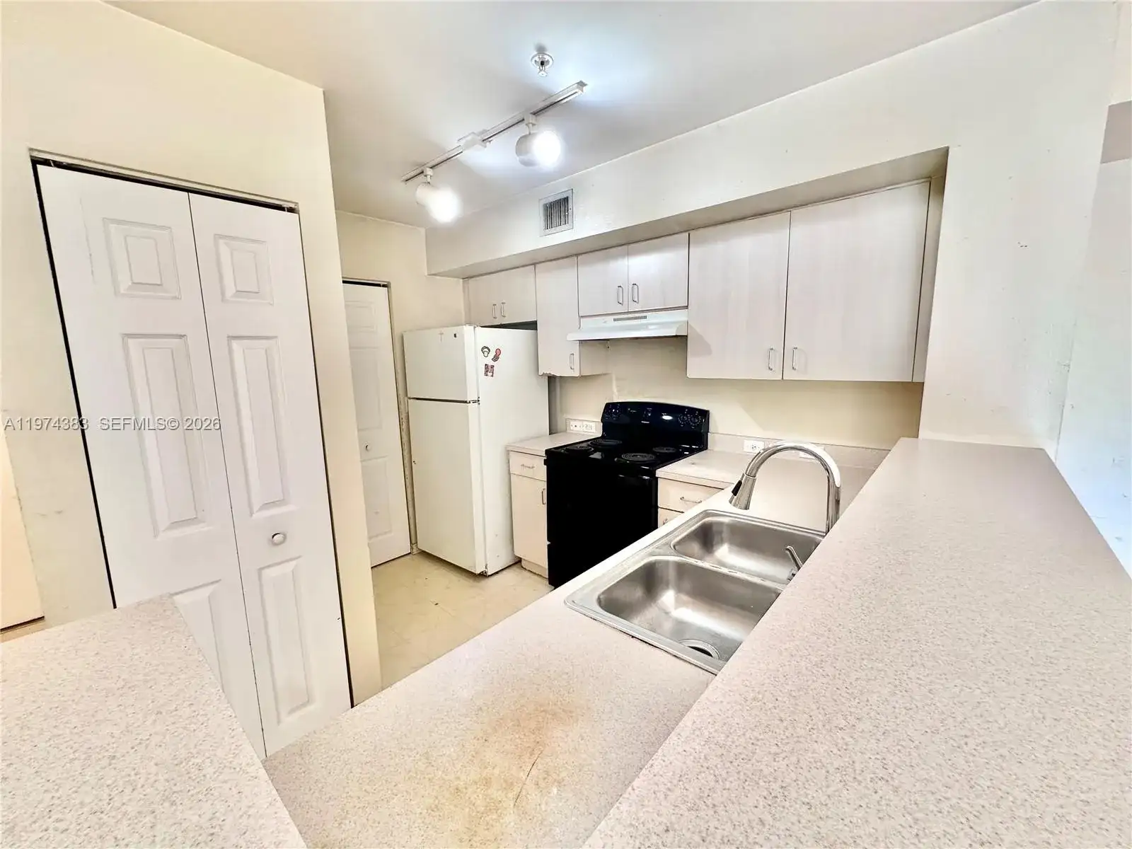 11185 SW 6th St # 303, Pembroke Pines FL 33025 photo 3