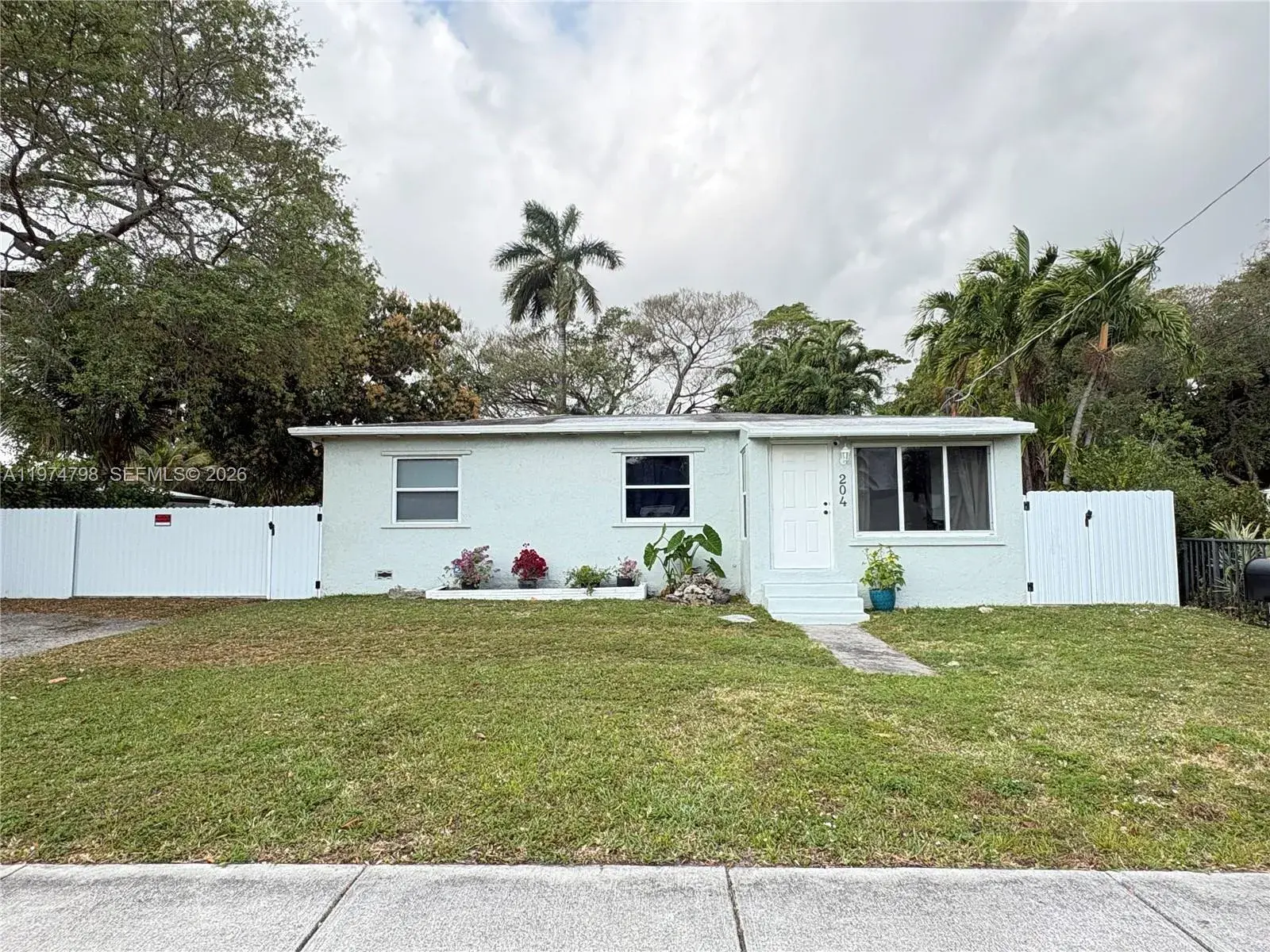 204 SW 7th Ave, Hallandale Beach FL 33009