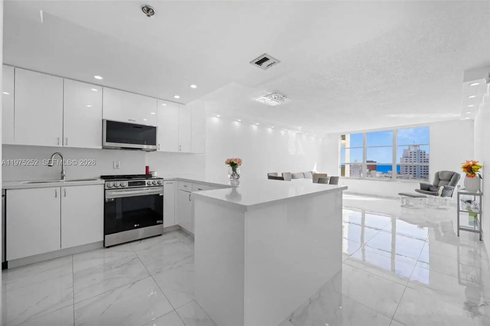 1 bedroom 1 bath Residential for sale at 4101 Pine Tree Dr # 919, Miami Beach FL 33140