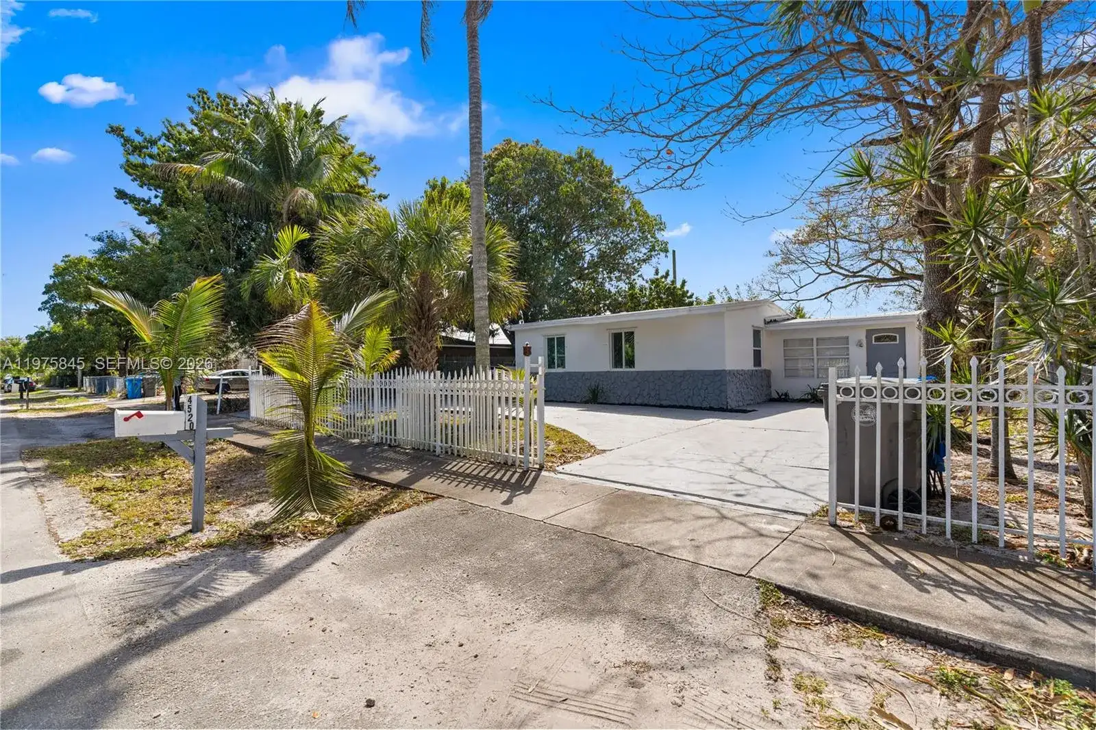 4520 SW 38th St, West Park FL 33023 photo 2