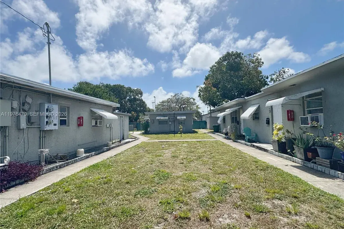 124 SE 4th St # 2, Hallandale Beach FL 33009