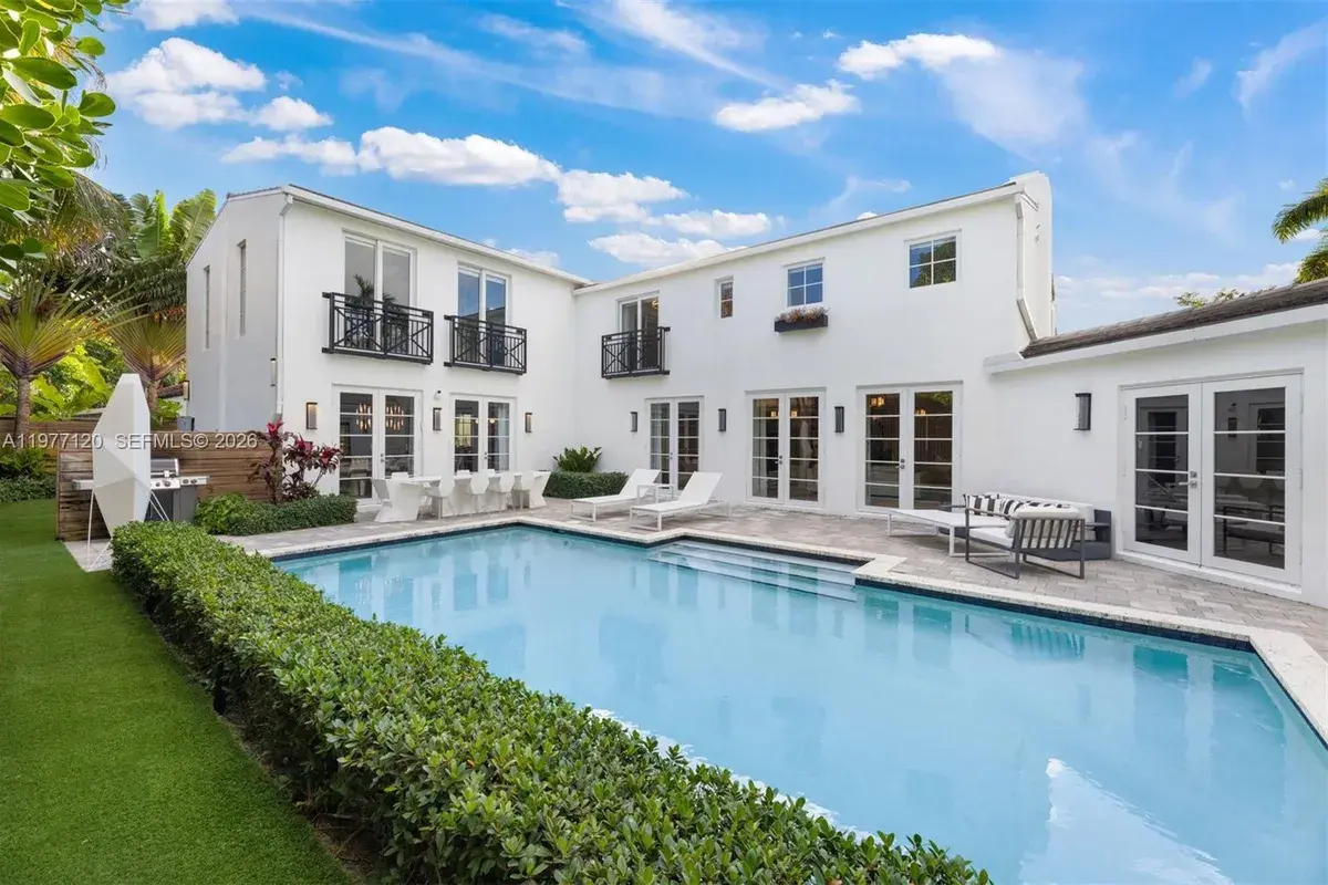 2887 Pine Tree Dr, Miami Beach FL 33140