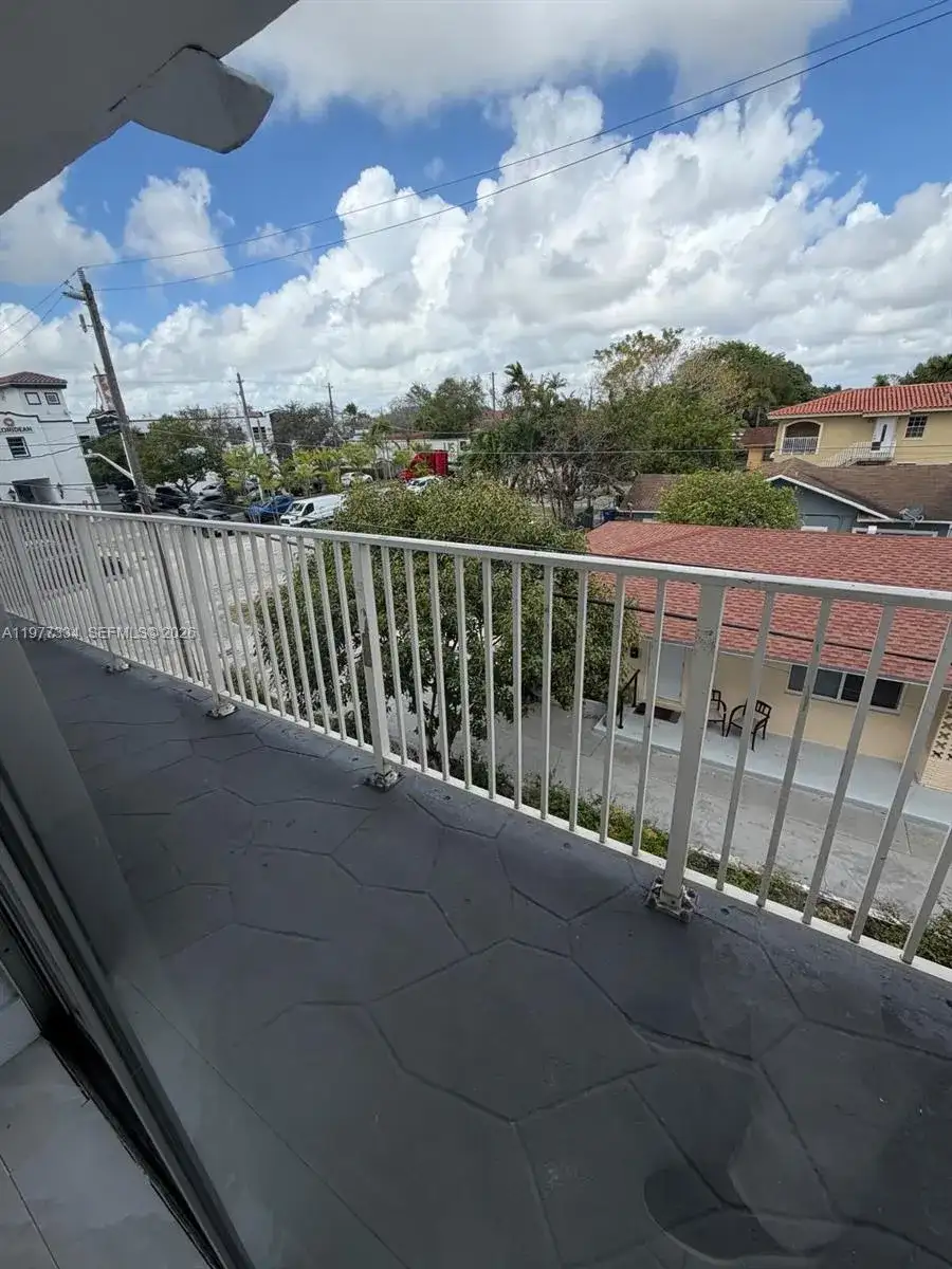 170 SE 14th St, Miami FL 33131 photo 3