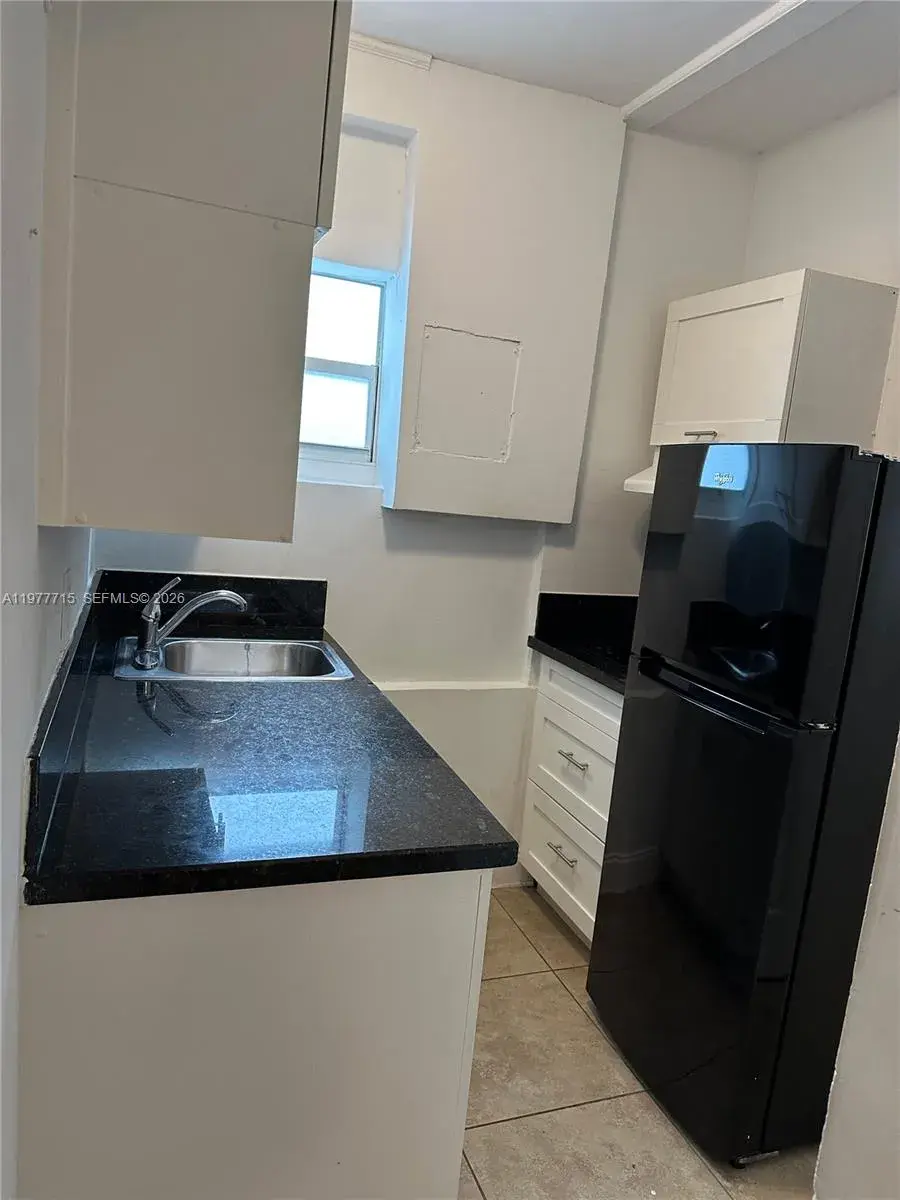 2816 Pine Tree Dr, Miami Beach FL 33140