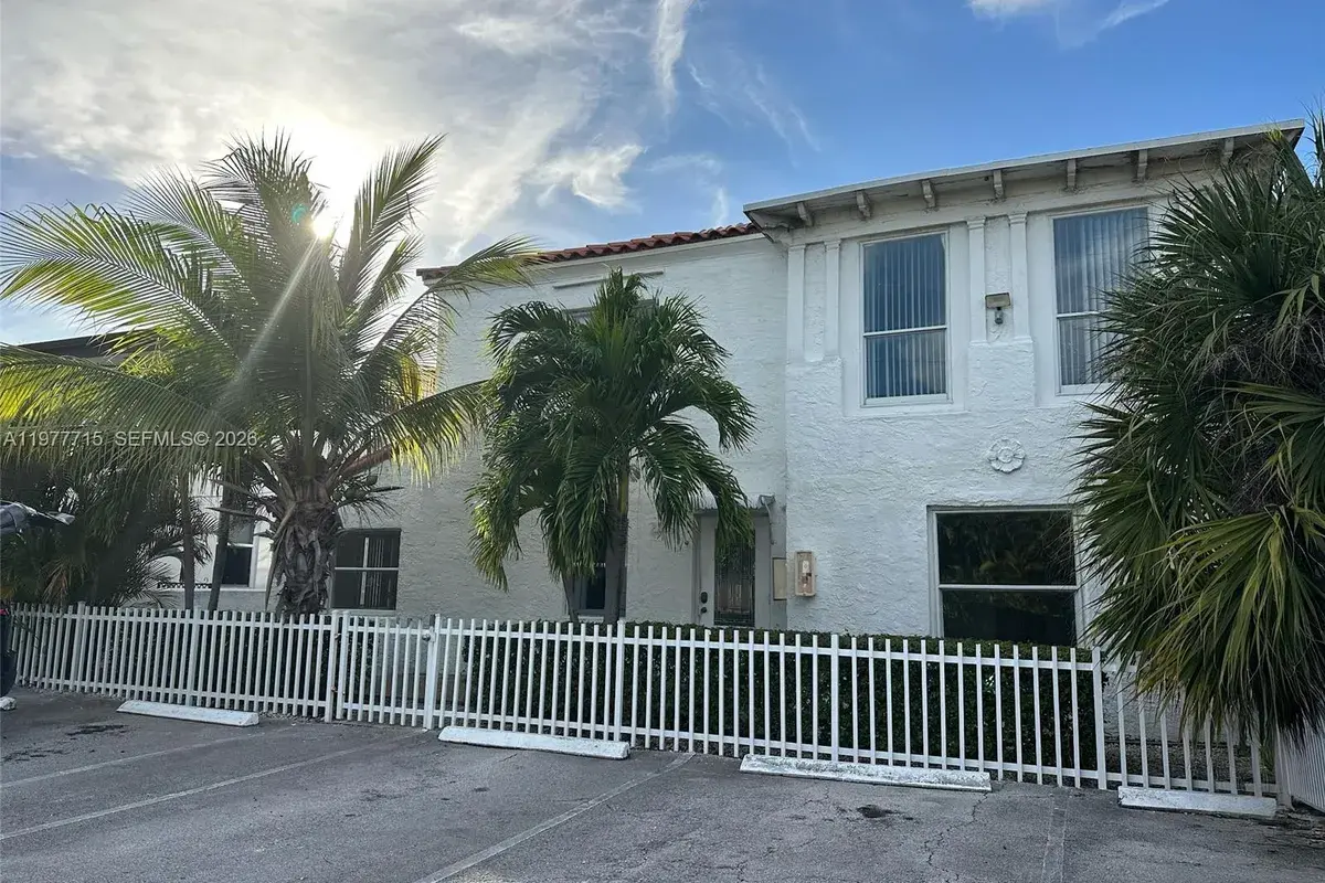 2816 Pine Tree Dr, Miami Beach FL 33140
