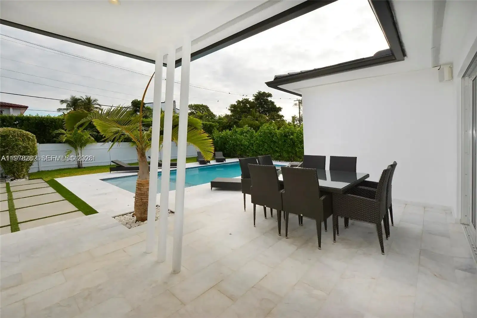 880 N Venetian Dr, Miami Beach FL 33139 photo 3