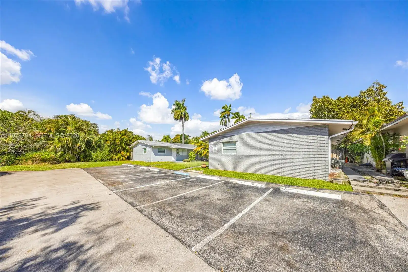 355 NW 32nd St, Oakland Park FL 33309 photo 2