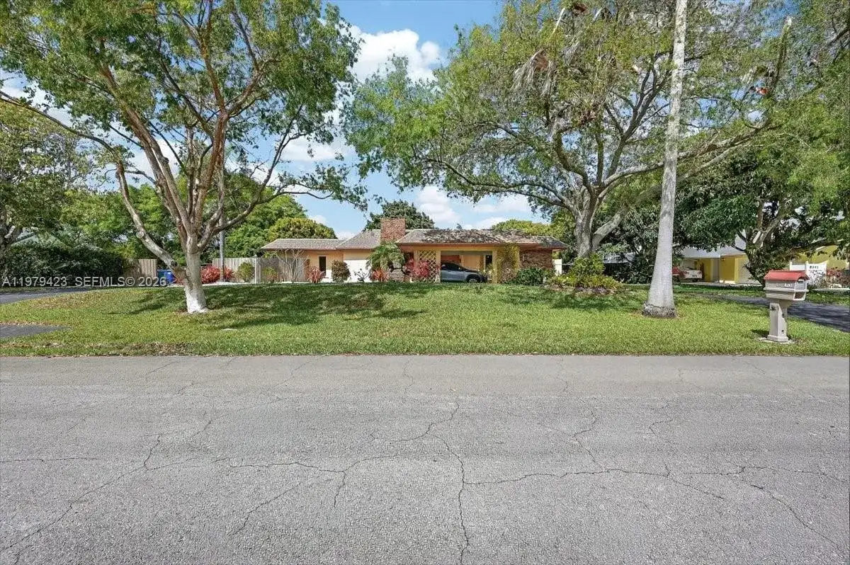 8261 SW 186th St, Cutler Bay FL 33157 photo 2