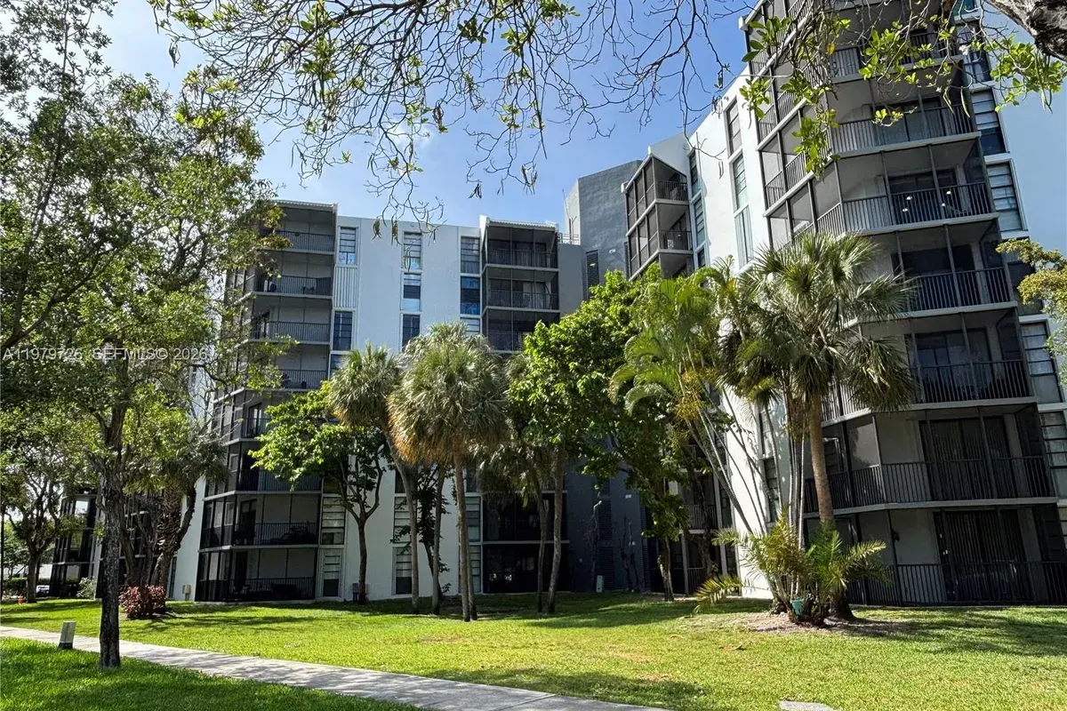 3301 N Country Club Dr # 211, Aventura FL 33180