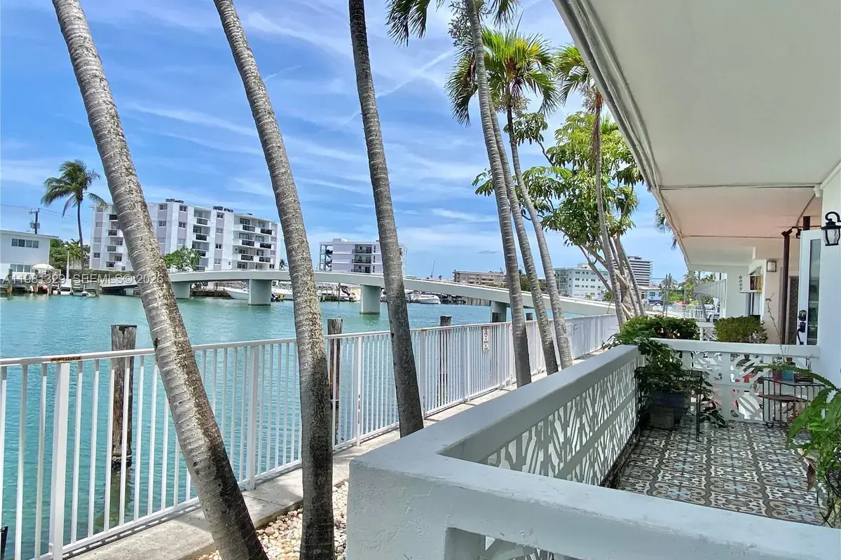 8040 Tatum Waterway Dr # 5, Miami Beach FL 33141