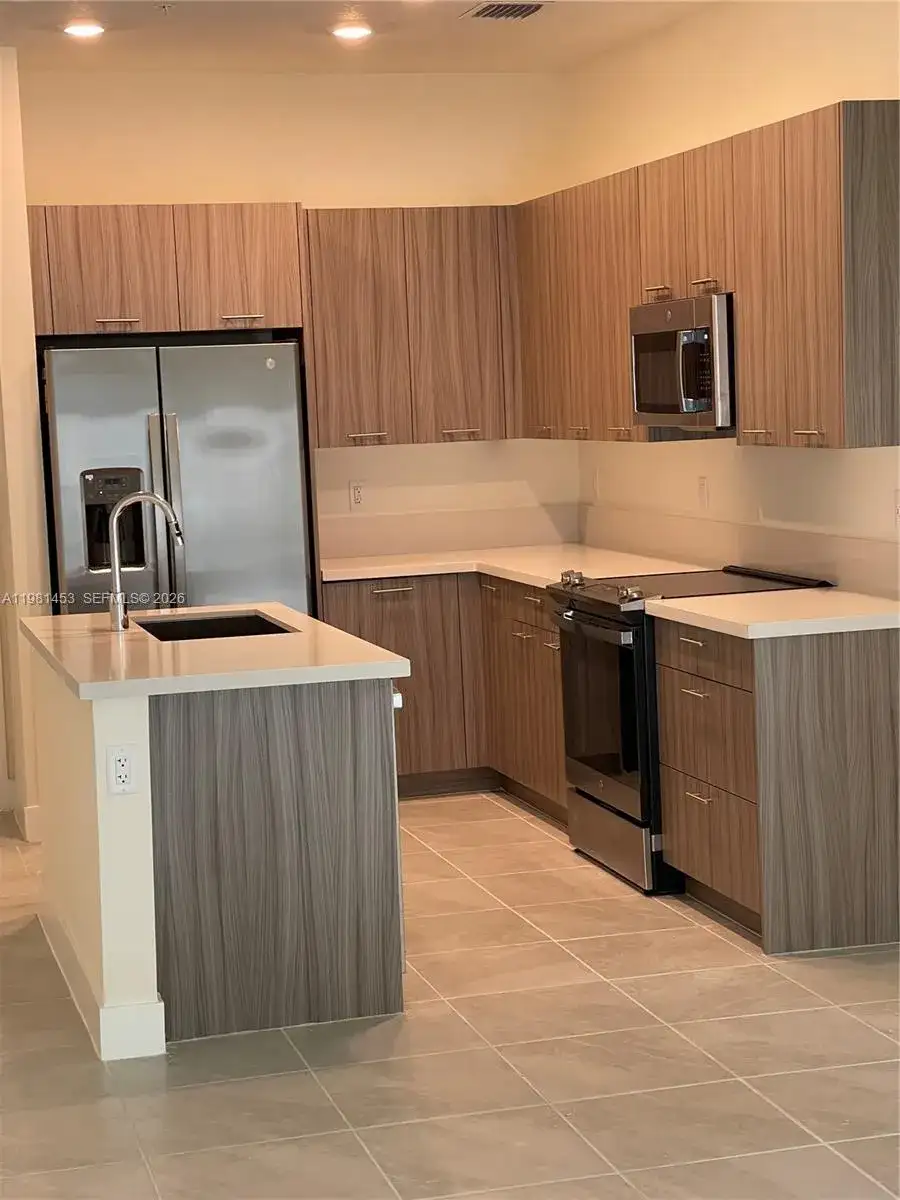 8265 NW 41 ST # 401, Doral FL 33166 photo 2