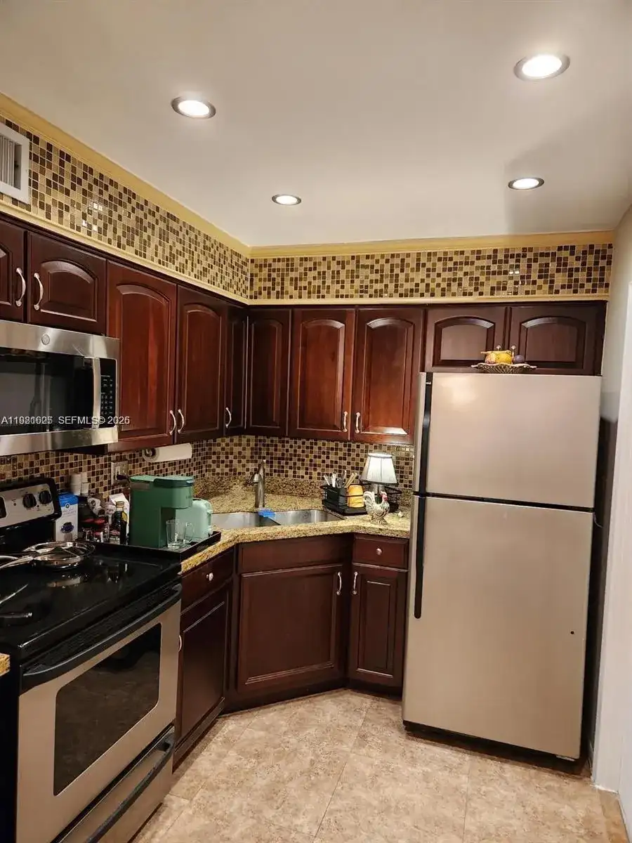 9 NE 19th Ct # 208C, Wilton Manors FL 33305 photo 4