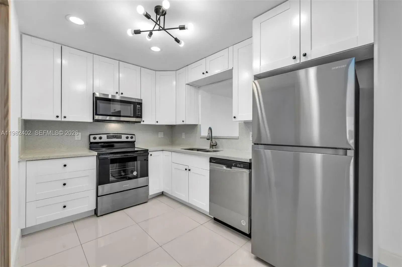 104 SW 7th St, Hallandale Beach FL 33009
