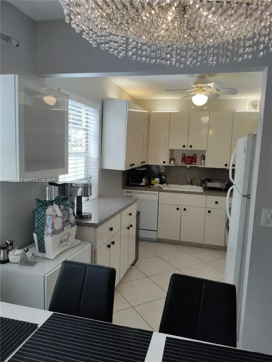 452 Flanders J # 452, Delray Beach FL 33484 photo 3
