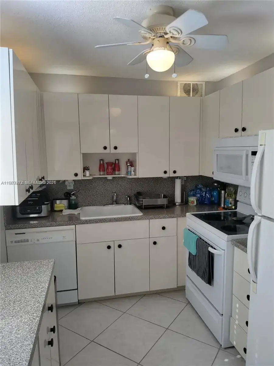 452 Flanders J # 452, Delray Beach FL 33484 photo 4