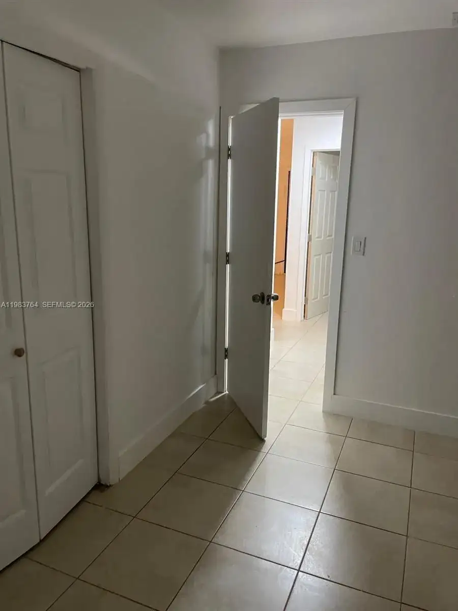210 NE 40th Ct, Oakland Park FL 33334 photo 2