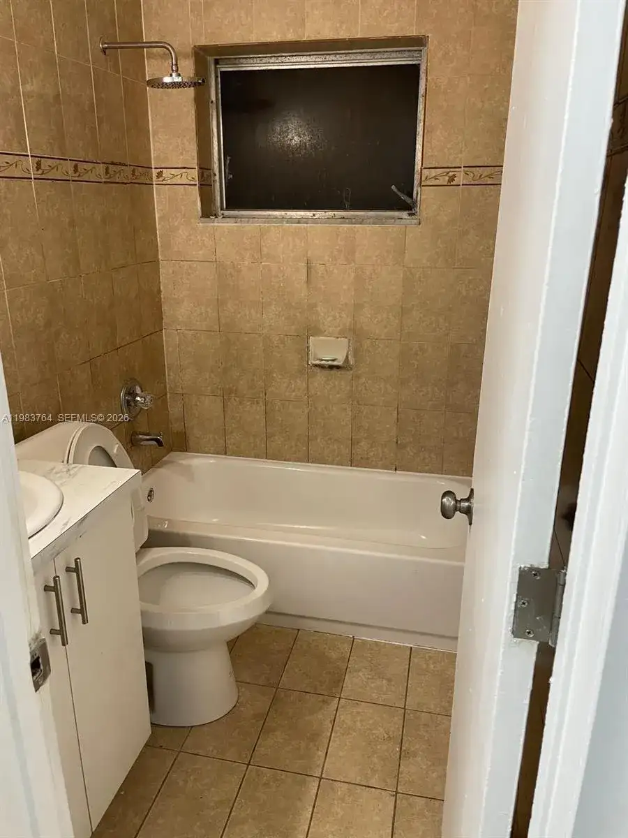 210 NE 40th Ct, Oakland Park FL 33334 photo 4